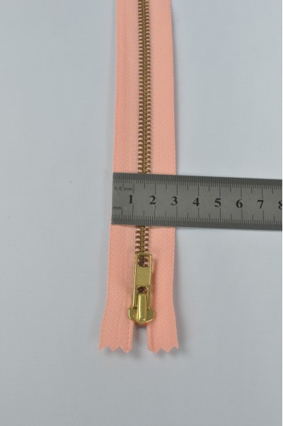 ZIP082   2號拉鏈  金銅密尾拉鏈   單頭金屬拉鏈  不設單獨拉鍊訂購  側面照